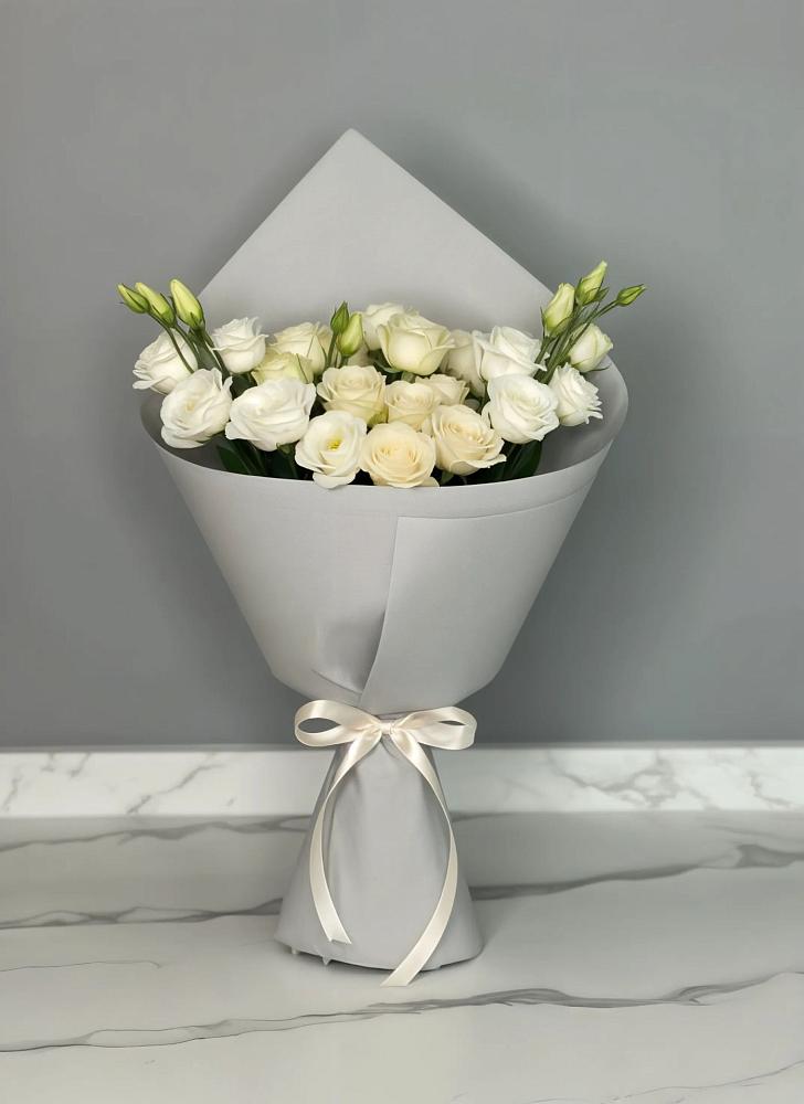 Букет цветов из: Розы и Лизиантусы в Русский Акташ