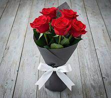 Букет 5 Красных роз Эдлесс Лав в Русский Акташ