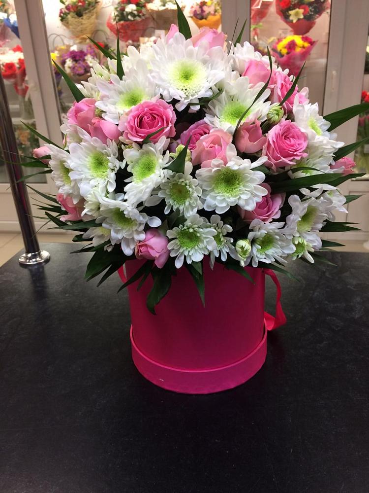 Цветочная композиция из Розы и Хризантемы в шляпной коробке в Русский Акташ