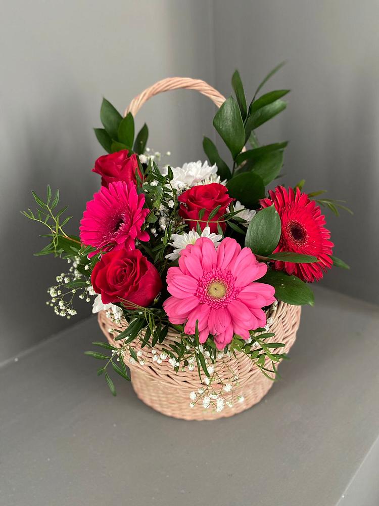 Цветочная композиция из Розы, Хризантемы и Герберы в корзине в Русский Акташ