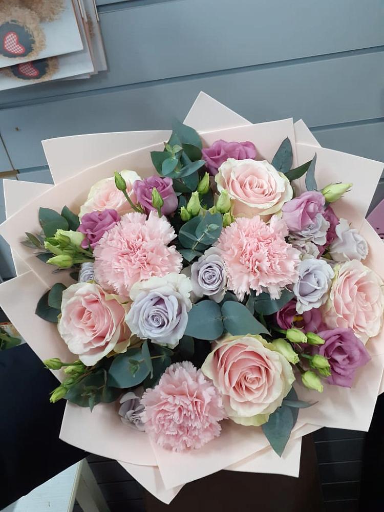 Букет цветов из: Розы, Гвоздики и Лизиантусы в Русский Акташ